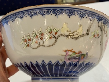 Un bol en porcelaine de Chine famille rose &agrave; d&eacute;cor de grues et d'un ph&eacute;nix, marque de Qianlong, 18/19&egrave;me