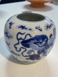 Un lave-pinceaux en porcelaine de Chine en bleu et blanc &agrave; d&eacute;cor de lions bouddhistes, marque de Kangxi, 19&egrave;me