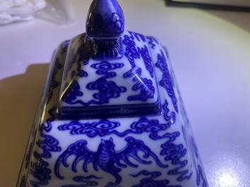 Un vase couvert en porcelaine de Chine en bleu et blanc &agrave; d&eacute;cor de chauve-souris et nuages, marque et &eacute;poque de Qianlong