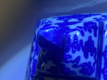 Un vase couvert en porcelaine de Chine en bleu et blanc &agrave; d&eacute;cor de chauve-souris et nuages, marque et &eacute;poque de Qianlong