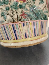 Une paire de vases en porcelaine de Chine famille rose, 19&egrave;me