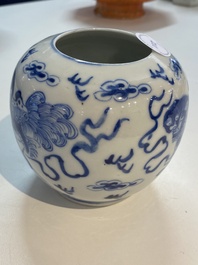 Een Chinese blauw-witte penselenwasser met boeddhistische leeuwen, Kangxi merk, 19e eeuw