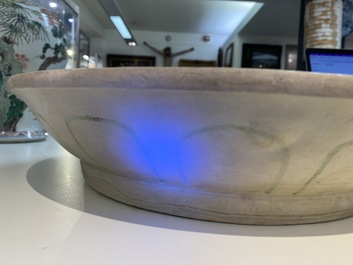 Un plat en gr&egrave;s porcelaineux d'Annam ou Vietnam &agrave; d&eacute;cor d'un lion bouddhiste en bleu, blanc, vert et dor&eacute;, 14/15&egrave;me