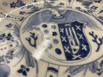 Une assiette armori&eacute;e en porcelaine de Japon en bleu et blanc, Edo, 18&egrave;me
