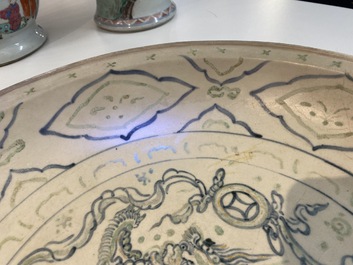 Un plat en gr&egrave;s porcelaineux d'Annam ou Vietnam &agrave; d&eacute;cor d'un lion bouddhiste en bleu, blanc, vert et dor&eacute;, 14/15&egrave;me