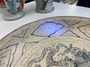 Un plat en gr&egrave;s porcelaineux d'Annam ou Vietnam &agrave; d&eacute;cor d'un lion bouddhiste en bleu, blanc, vert et dor&eacute;, 14/15&egrave;me