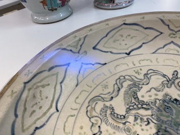 Un plat en gr&egrave;s porcelaineux d'Annam ou Vietnam &agrave; d&eacute;cor d'un lion bouddhiste en bleu, blanc, vert et dor&eacute;, 14/15&egrave;me