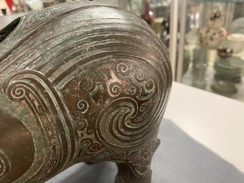 Een Chinese met zilver ingelegde bronzen 'xizun' kan in de vorm van een ram, Ming