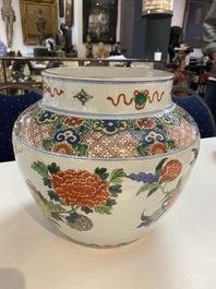 Un vase en porcelaine de Chine wucai &agrave; d&eacute;cor floral, 19&egrave;me