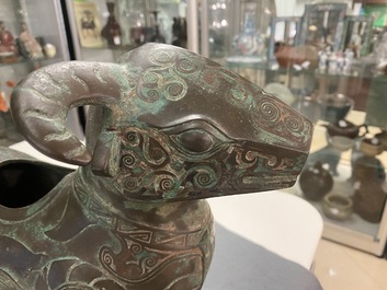 Een Chinese met zilver ingelegde bronzen 'xizun' kan in de vorm van een ram, Ming