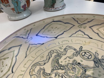 Un plat en gr&egrave;s porcelaineux d'Annam ou Vietnam &agrave; d&eacute;cor d'un lion bouddhiste en bleu, blanc, vert et dor&eacute;, 14/15&egrave;me