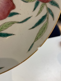 Un plat en porcelaine de Chine famille rose &agrave; d&eacute;cor des 'neuf p&ecirc;ches', marque et &eacute;poque de Guangxu