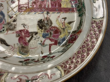 Une paire d'assiettes en porcelaine de Chine famille rose &agrave; d&eacute;cor de l'Emp&eacute;reur Yang, Qianlong