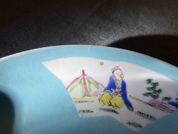 Une assiette en porcelaine de Chine famille rose coquille d'oeuf &agrave; fond turquoise, marque et &eacute;poque de Yongzheng