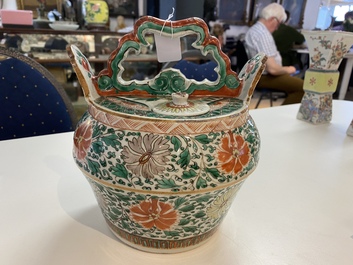 A Chinese famille verte lime pot and cover with floral design for the Vietnamese market, Kangxi