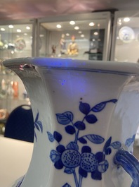 Un vase de forme 'hu' octagonale en porcelaine de Chine en bleu et blanc, 19&egrave;me