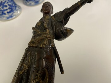 Een Japanse gepatineerde en vergulde bronzen figuur van een krijger, gesign. Miyao, Meiji, 19e eeuw