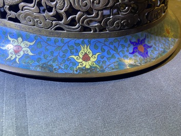 Un grand br&ucirc;le-parfum tripod en &eacute;maux cloisonn&eacute;s, Chine, 19&egrave;me