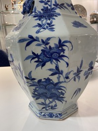 Een Chinese blauw-witte octagonale 'hu' vaas, 19e eeuw