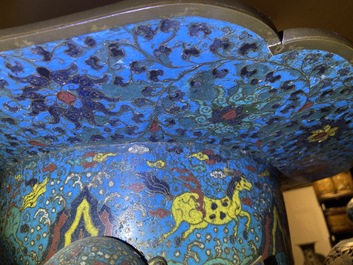 Un grand br&ucirc;le-parfum tripod en &eacute;maux cloisonn&eacute;s, Chine, 19&egrave;me