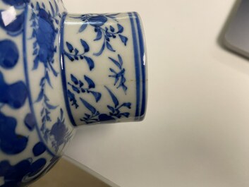 Een vierdelig Chinees blauw-wit kaststel, Kangxi merk, 19e eeuw