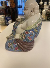 Une figure de Bouddha en porcelaine de Chine famille rose, marque Xue Chang Sen Zuo, R&eacute;publique