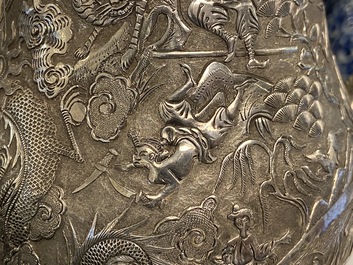 Une th&eacute;i&egrave;re en argent &agrave; d&eacute;cor d'oiseaux parmi des branches fleuries, Chine, 19&egrave;me