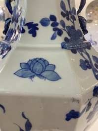 Un vase de forme 'hu' octagonale en porcelaine de Chine en bleu et blanc, 19&egrave;me