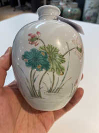 Un vase de forme globulaire en porcelaine de Chine famille rose, marque de Daoguang, R&eacute;publique