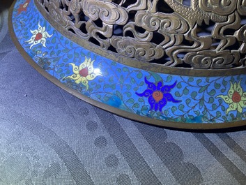 Un grand br&ucirc;le-parfum tripod en &eacute;maux cloisonn&eacute;s, Chine, 19&egrave;me