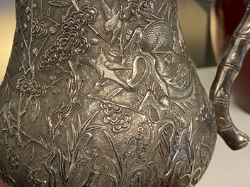 Une th&eacute;i&egrave;re en argent &agrave; d&eacute;cor d'oiseaux parmi des branches fleuries, Chine, 19&egrave;me