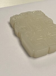 Een Chinese hanger in witte jade, Qing