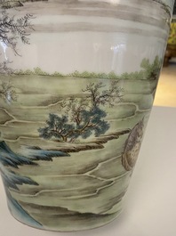 Un vase en porcelaine de Chine famille rose &agrave; d&eacute;cor des 'Huit chevaux de Mu Wang', marque de Hongxian, 20&egrave;me