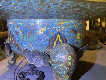 Un grand br&ucirc;le-parfum tripod en &eacute;maux cloisonn&eacute;s, Chine, 19&egrave;me