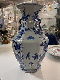 Een Chinese blauw-witte octagonale 'hu' vaas, 19e eeuw