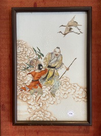 Une plaque en porcelaine de Chine fencai &agrave; d&eacute;cor d'un immortel, R&eacute;publique