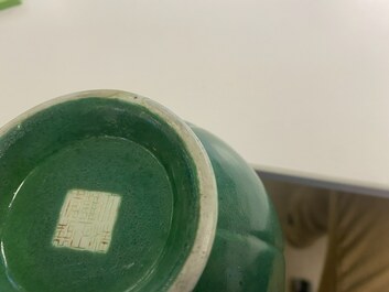 Un vase en porcelaine de Chine en vert monochrome, marque de Yongzheng, 18/19&egrave;me