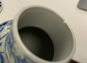Une garniture de quatre vases en porcelaine de Chine en bleu et blanc, marque de Kangxi, 19&egrave;me