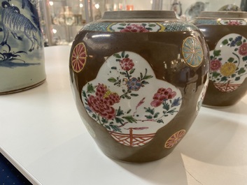 Une paire de jarres en porcelaine de Chine famille rose &agrave; fond brun capucin, Qianlong