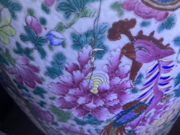 Un grand vase en porcelaine de Chine famille rose figurant des sc&egrave;nes de guerriers