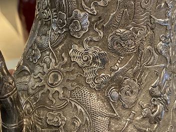 Une th&eacute;i&egrave;re en argent &agrave; d&eacute;cor d'oiseaux parmi des branches fleuries, Chine, 19&egrave;me