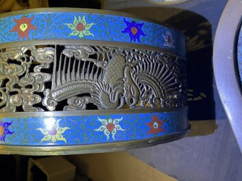 Un grand br&ucirc;le-parfum tripod en &eacute;maux cloisonn&eacute;s, Chine, 19&egrave;me