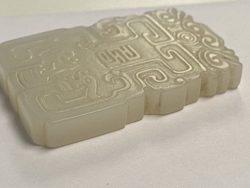 Een Chinese hanger in witte jade, Qing