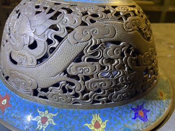 Un grand br&ucirc;le-parfum tripod en &eacute;maux cloisonn&eacute;s, Chine, 19&egrave;me