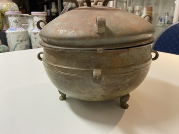 A Chinese bronze ritual tripod 'zhan' food vessel and cover, middle to late Spring and Autumn period