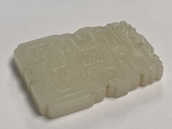 Een Chinese hanger in witte jade, Qing