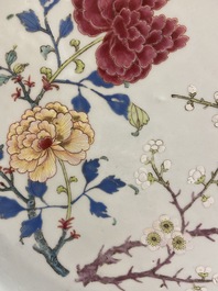 Un plat en porcelaine de Chine famille rose &agrave; d&eacute;cor floral, Qianlong
