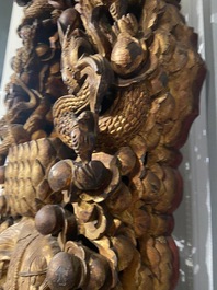 Een groot Chinees opengewerkt gelakt en verguld houten boeddhistisch schrijn, 17/18e eeuw