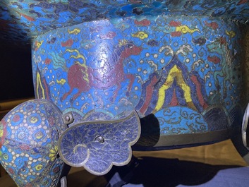 Un grand br&ucirc;le-parfum tripod en &eacute;maux cloisonn&eacute;s, Chine, 19&egrave;me