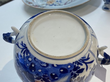 Een Chinese blauw-witte papkom met deksel, Kangxi